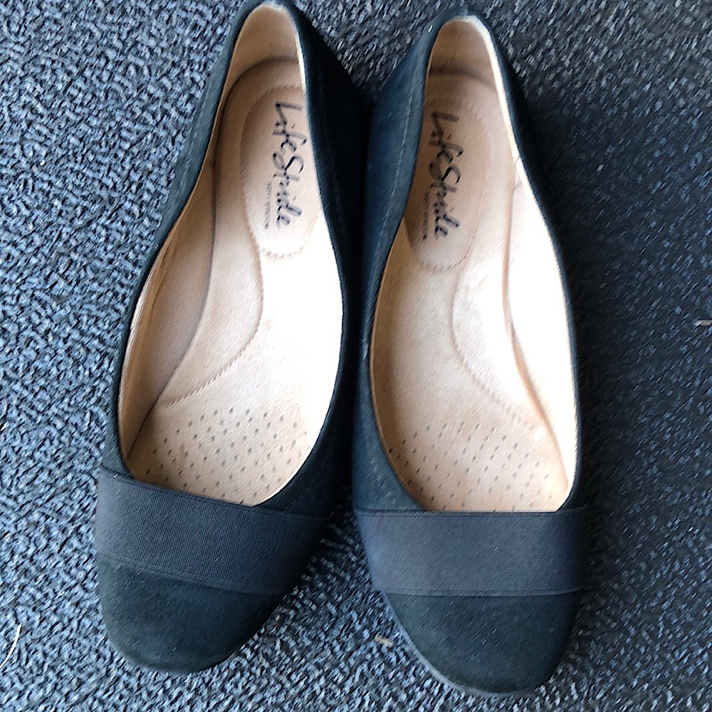 Super cute black flats- soft form- Casual very comfortable for work